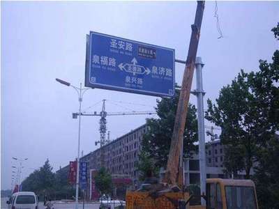 定西公路交通標(biāo)志桿與燈桿價(jià)格因素分析及市場(chǎng)參考